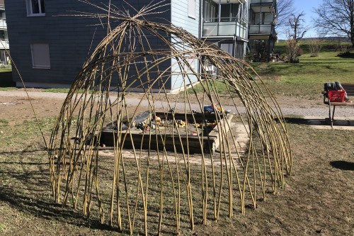 Nadine Rogger - partizipative Gartenprojekte - Weidenbau - Beschattung Sandkasten